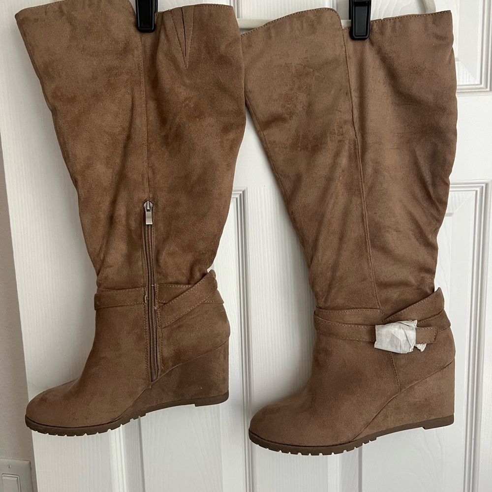NWOT TG women’s Journey collection Extra wide calf boot with wedge heel